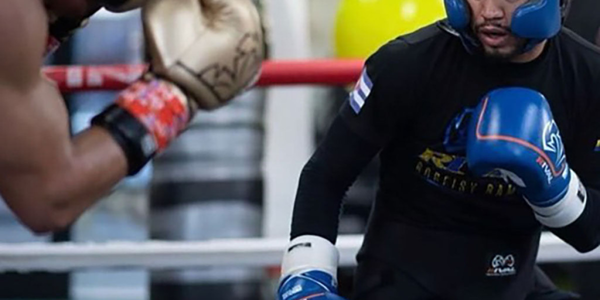 How to Choose the Best Football Gloves and Headgear for Youth Athletes in 2025