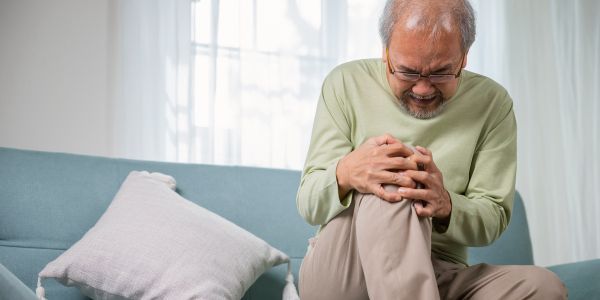 Is knee pain common in old age or a sign of disease? | Arthritis in Old Age – Facts by Top Knee Specialist – @aveehospital on Tumblr