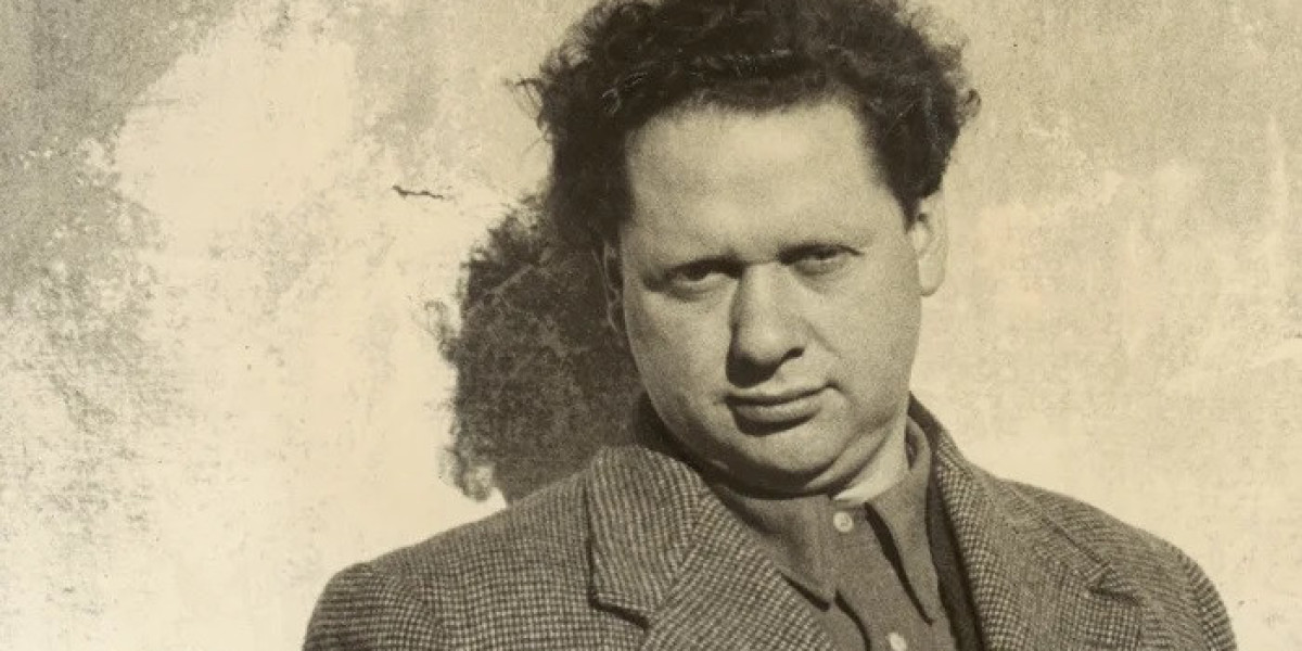 How Does Dylan Thomas Use Sound and Rhythm in His Poetry?