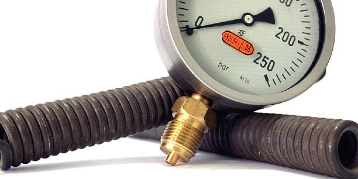 How Do Temperature Changes Impact a Bourdon Tube Pressure Gauge?