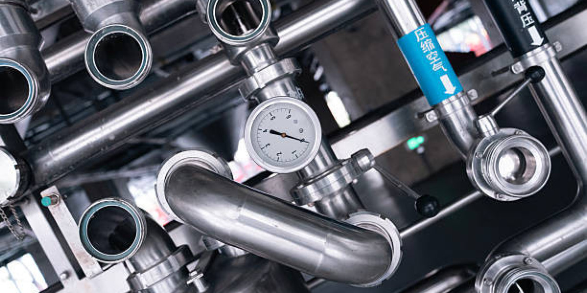 Why Does a Fuel Pressure Gauge Spike During Acceleration Events?